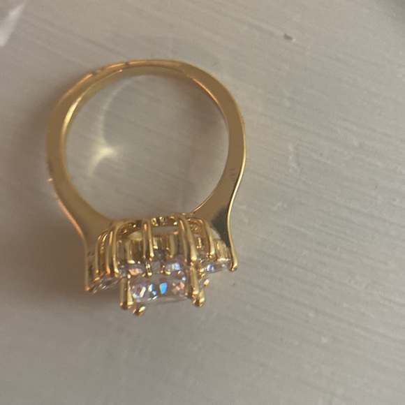 Gold snowflake sparkle ring. Women’s size 6.5. Like new. Beautiful. - Picture 3 of 4